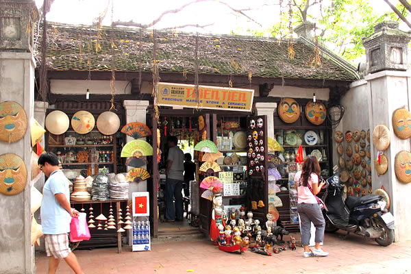 Walking city tours of Hanoi